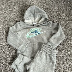 Nike Toddler Hoodie & Joggers Set – Gray Athletic Outfit